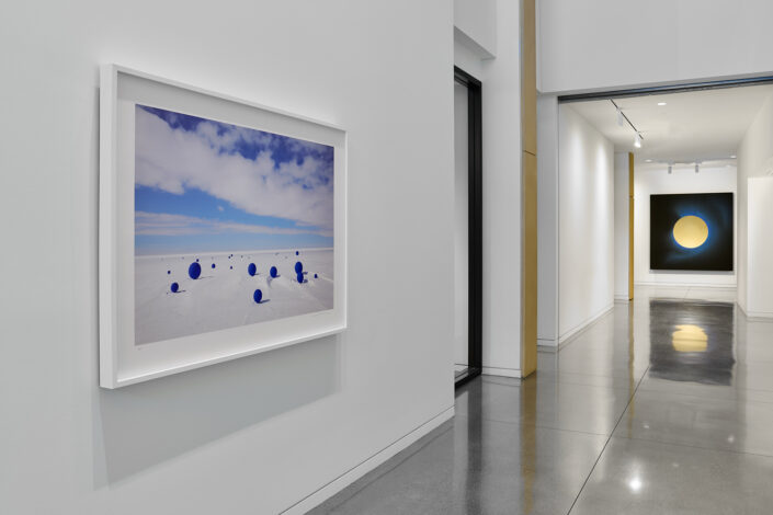 artworks on display: Left: Lita Albuquerque, Southern Cross, 2006/2022, pigmented print on archival paper, AP, photo: Jean de Pomereu. Right: Lita Albuquerque, She has shifted scales on the planet, so we can see, 2021, 24k gold leaf on resin, pigment on panel.)