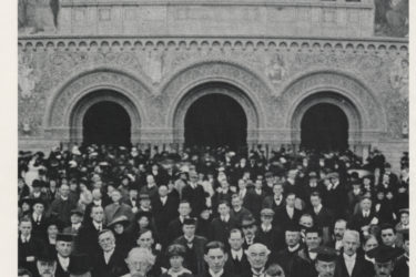 Crowd in front of Memorial Church with Ray Lyman Wilbur and other university dignitaries in front at Wilbur's inauguration