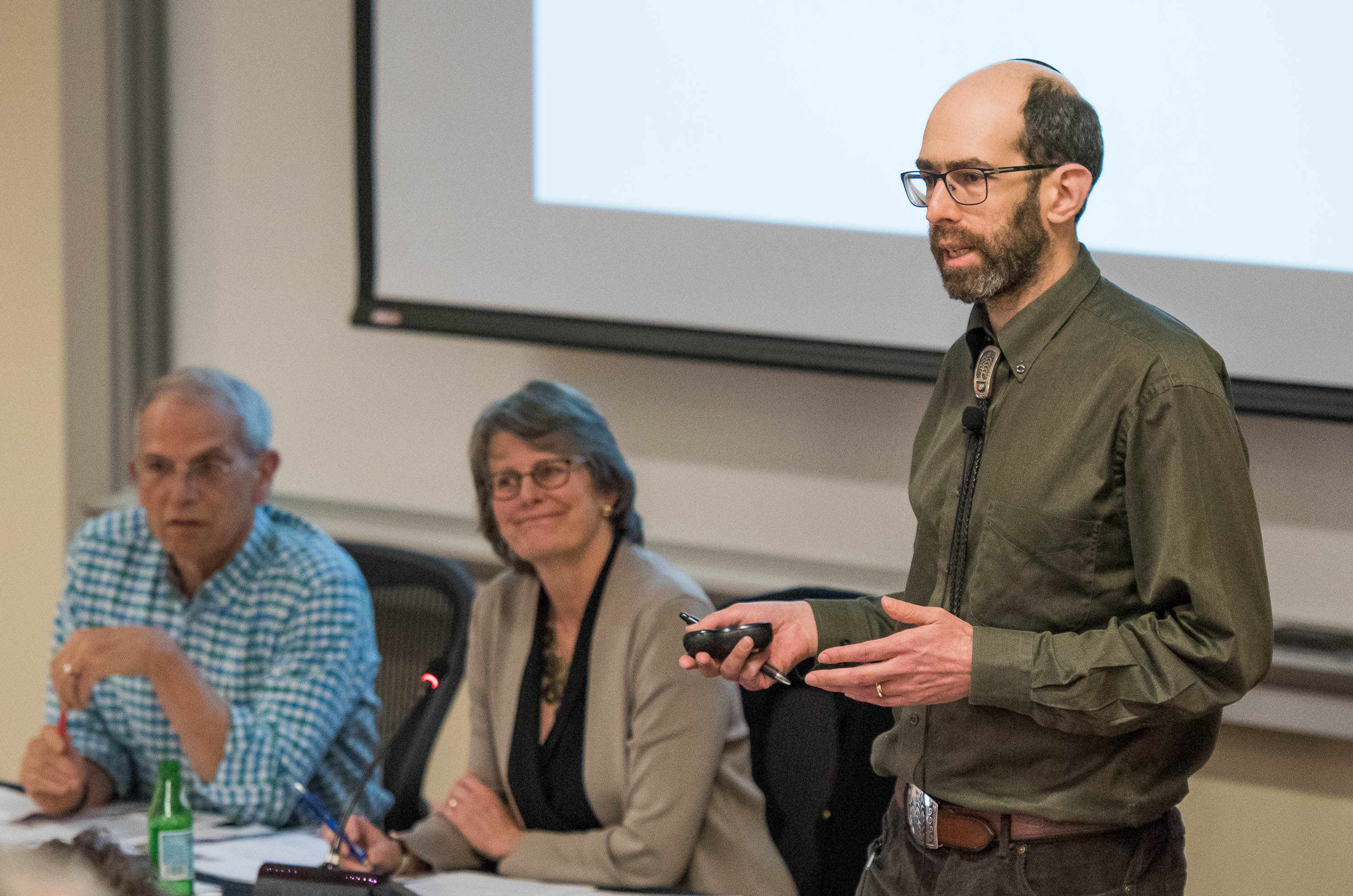 David Goldhaber-Gordon addresses the Faculty Senate on April 12, 2018