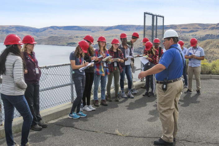 Students standing on the grand coulee dam)