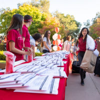 New Student Orientation coordinators welcome new students to campus on move-in day, 201