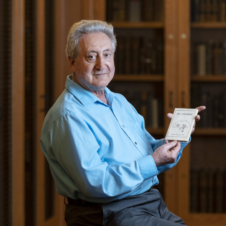 Lazar Fleishman with a 1924 manuscript of Nikolaevich Gomolitskii’s poem “Edinoborets”