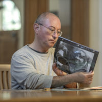 Ilias Chrissochoidis with photo of Skouras